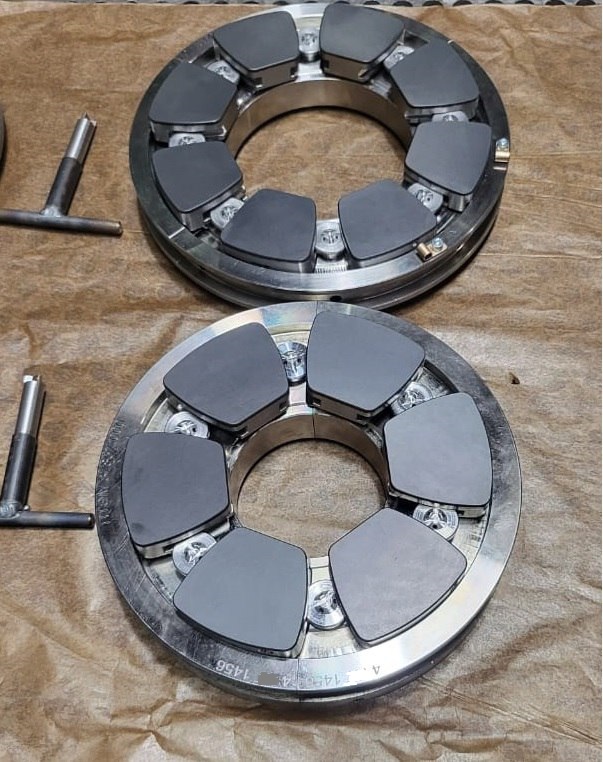 Compressor Howden (Chart Industries) 6RSA56 — tilting pad thrust bearings with assembly bolts